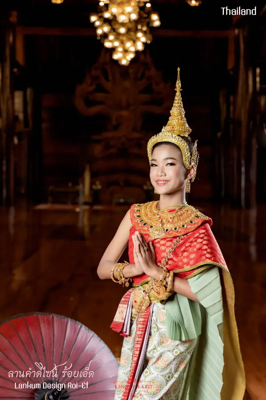 Girl in Ayutthaya Royal Attire 🇹🇭