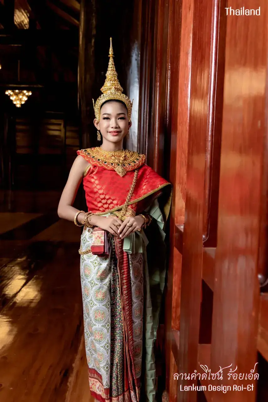 Girl in Ayutthaya Royal Attire 🇹🇭