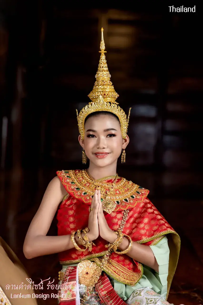 Girl in Ayutthaya Royal Attire 🇹🇭