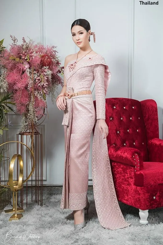 Model in Applied Thai Chakri Dress 🇹🇭