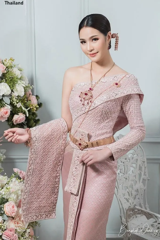 Model in Applied Thai Chakri Dress 🇹🇭