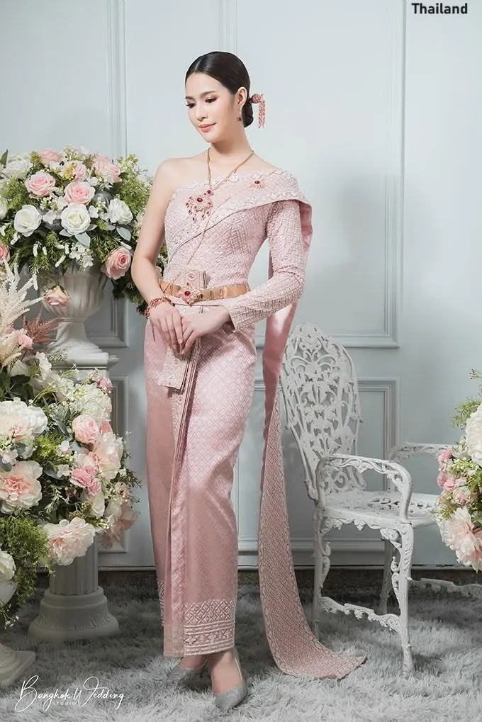 Model in Applied Thai Chakri Dress 🇹🇭