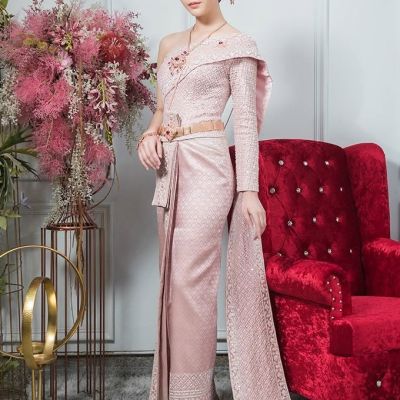 Model in Applied Thai Chakri Dress 🇹🇭