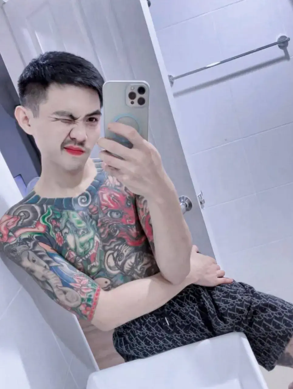 หนุ่มหล่อตัวลาย &hearts;️