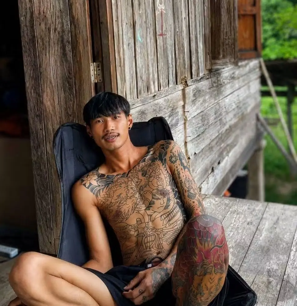 หนุ่มหล่อตัวลาย &hearts;️