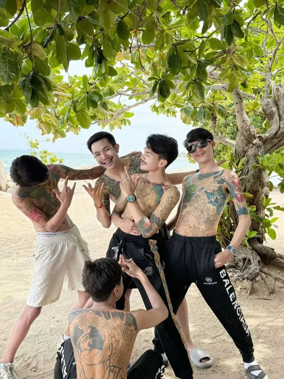 หนุ่มหล่อตัวลาย &hearts;️