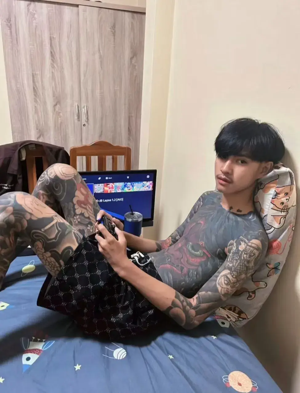 หนุ่มหล่อตัวลาย &hearts;️