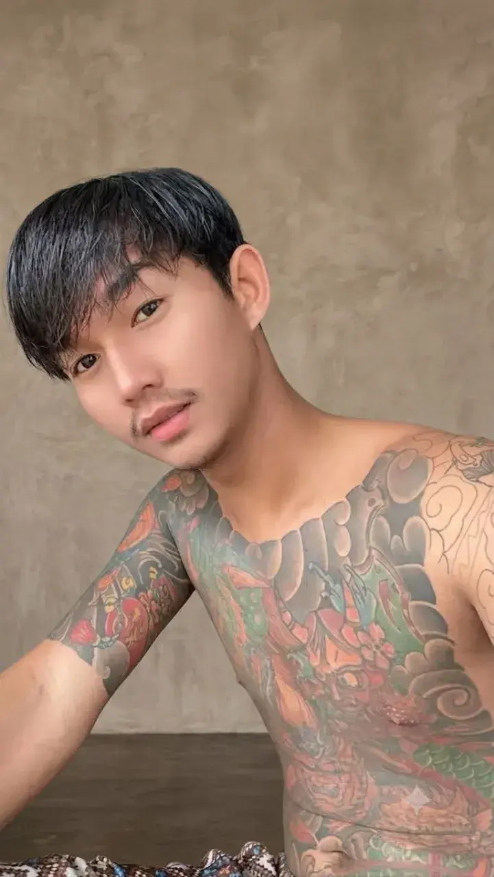 หนุ่มหล่อตัวลาย &hearts;️