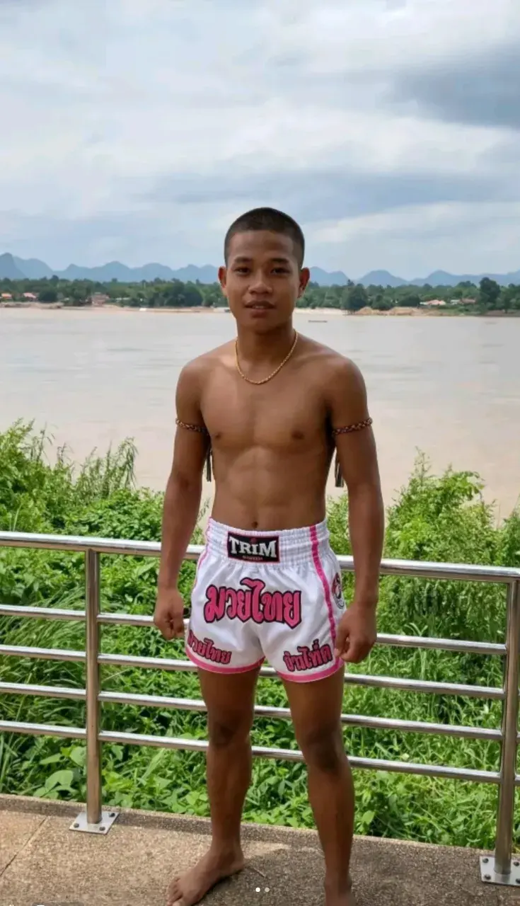 นักมวยหล่อ