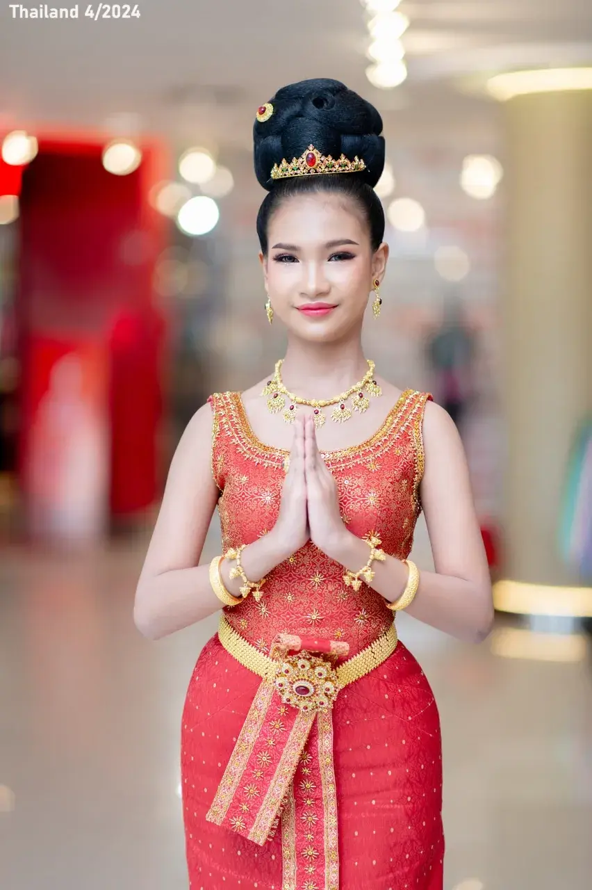 Girl in Chud Thai Dusit National Dress 🇹🇭