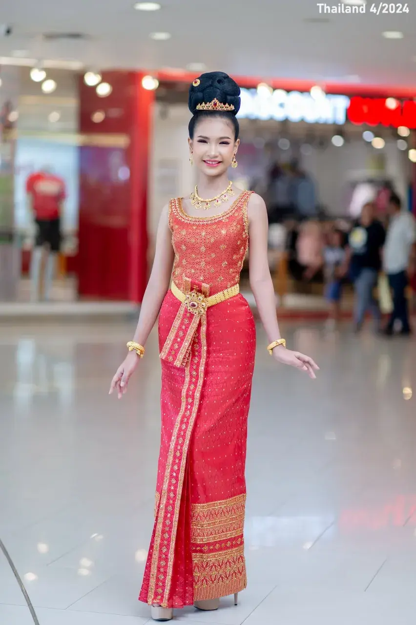 Girl in Chud Thai Dusit National Dress 🇹🇭