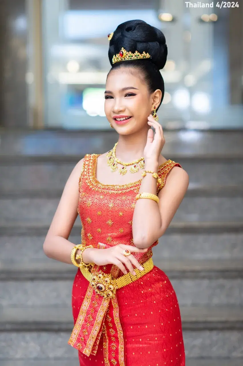 Girl in Chud Thai Dusit National Dress 🇹🇭