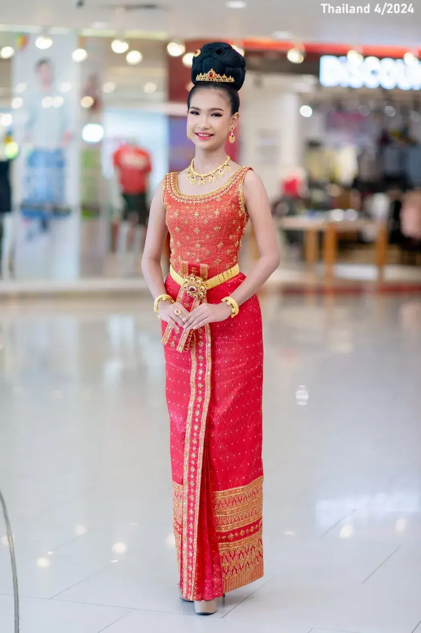 Girl in Chud Thai Dusit National Dress 🇹🇭