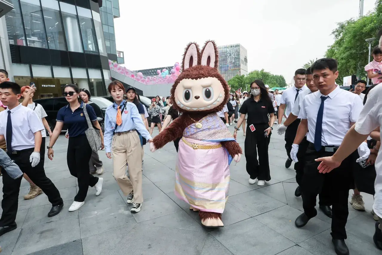 Labubu in Thai Dress 🇹🇭