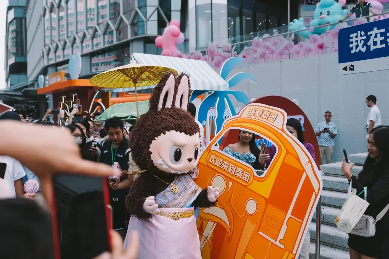 Labubu in Thai Dress 🇹🇭