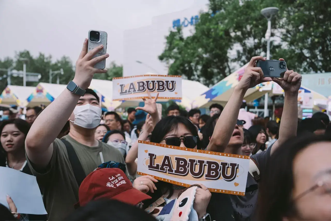 Labubu in Thai Dress 🇹🇭