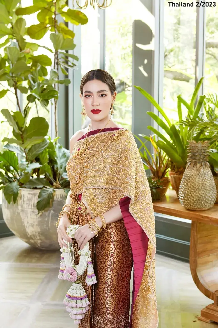 Kim Kimberley in Chud Thai Chakraphat National Dress 🇹🇭