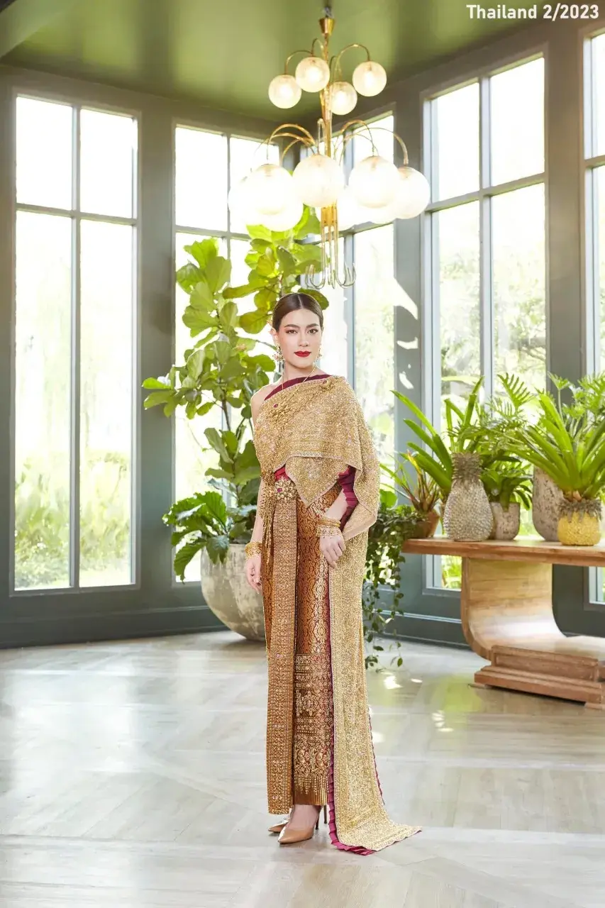 Kim Kimberley in Chud Thai Chakraphat National Dress 🇹🇭