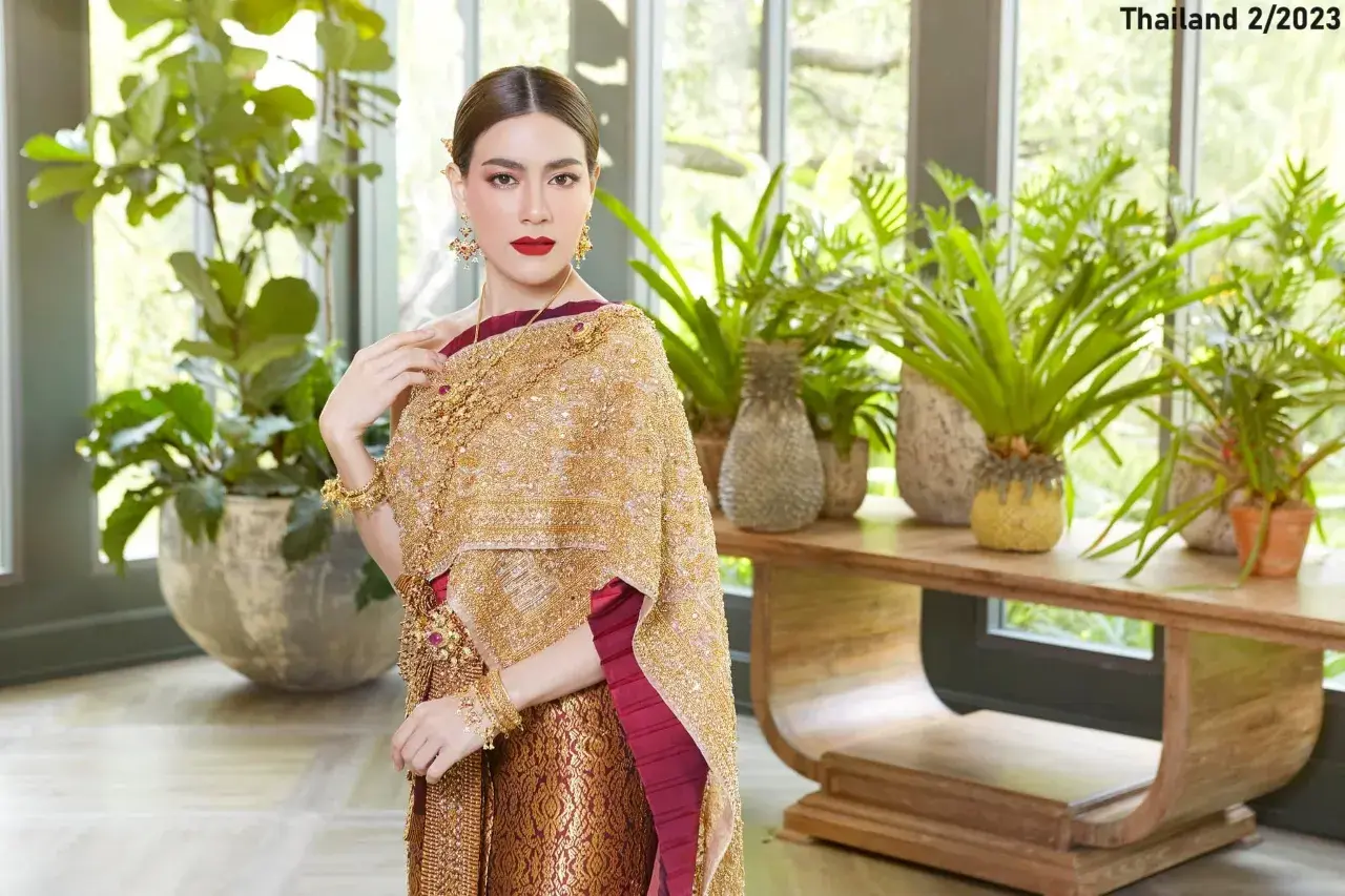 Kim Kimberley in Chud Thai Chakraphat National Dress 🇹🇭