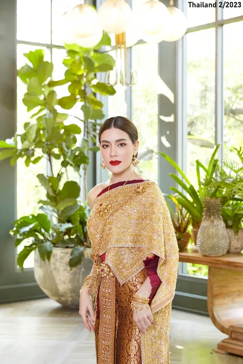 Kim Kimberley in Chud Thai Chakraphat National Dress 🇹🇭