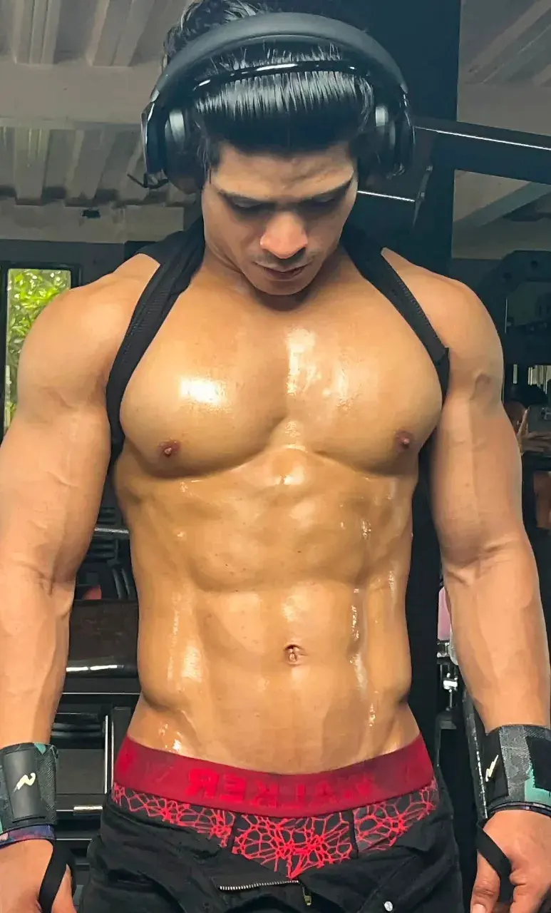 หนุ่มหล่อกับหุ่นล่ำๆ