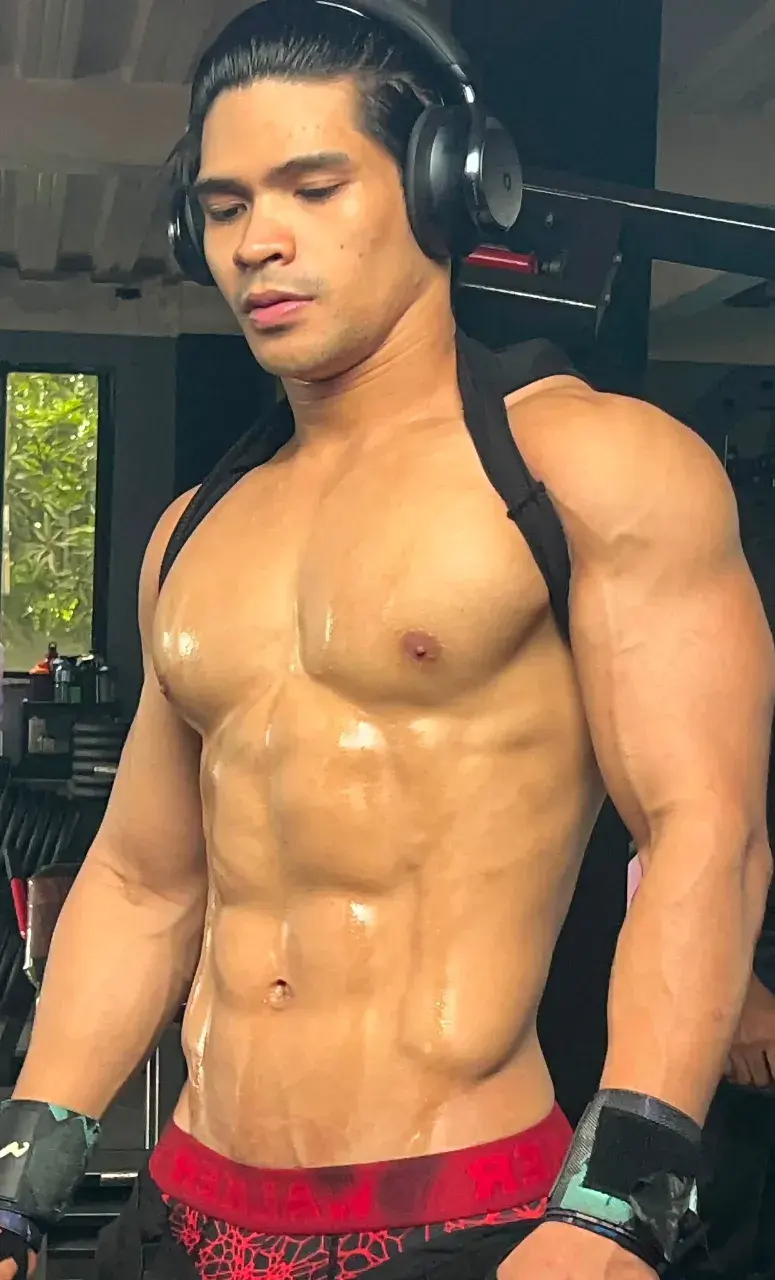 หนุ่มหล่อกับหุ่นล่ำๆ