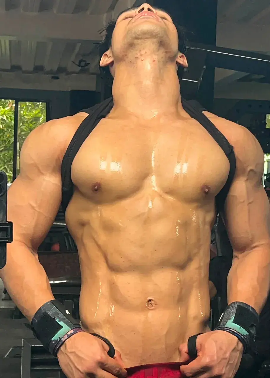 หนุ่มหล่อกับหุ่นล่ำๆ