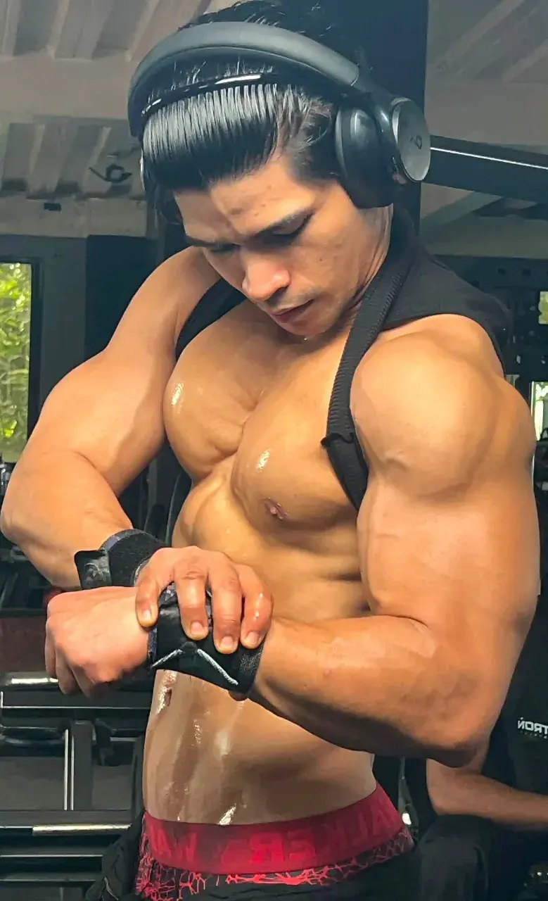 หนุ่มหล่อกับหุ่นล่ำๆ