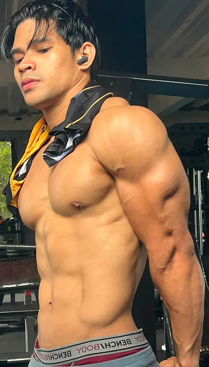 หนุ่มหล่อกับหุ่นล่ำๆ