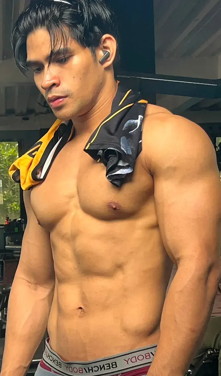 หนุ่มหล่อกับหุ่นล่ำๆ