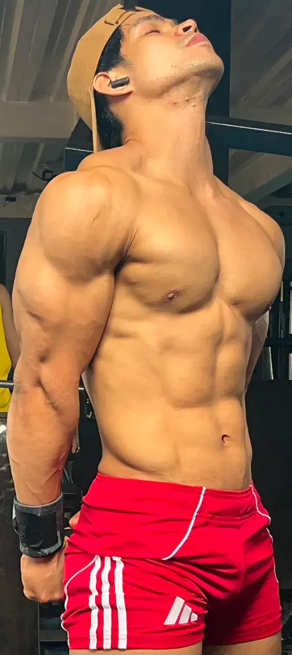 หนุ่มหล่อกับหุ่นล่ำๆ