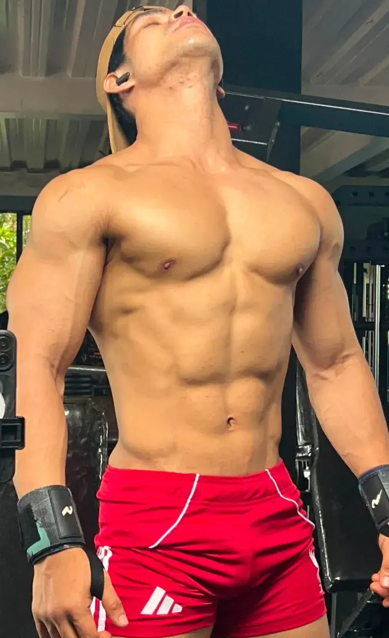 หนุ่มหล่อกับหุ่นล่ำๆ