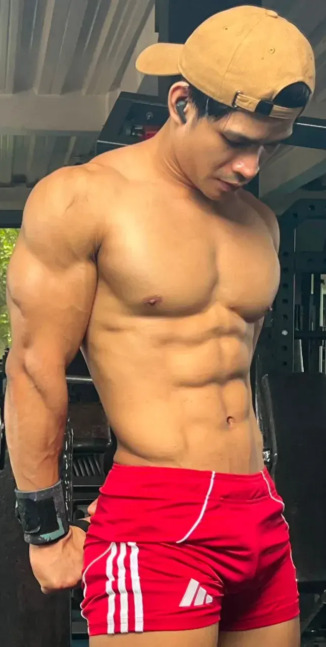 หนุ่มหล่อกับหุ่นล่ำๆ