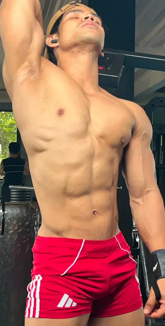 หนุ่มหล่อกับหุ่นล่ำๆ