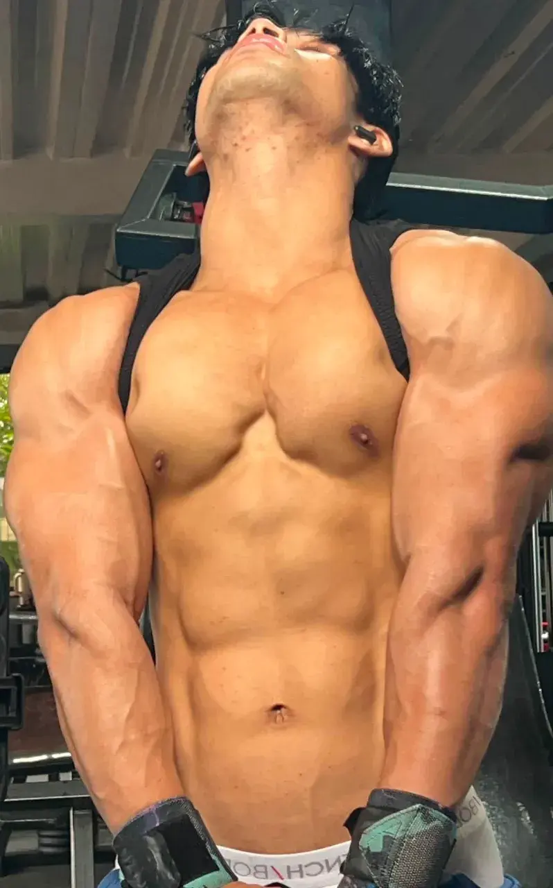 หนุ่มหล่อกับหุ่นล่ำๆ