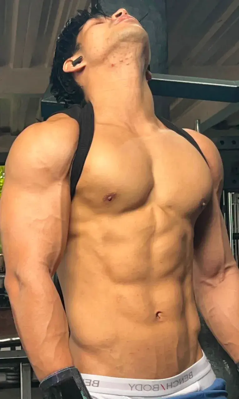 หนุ่มหล่อกับหุ่นล่ำๆ
