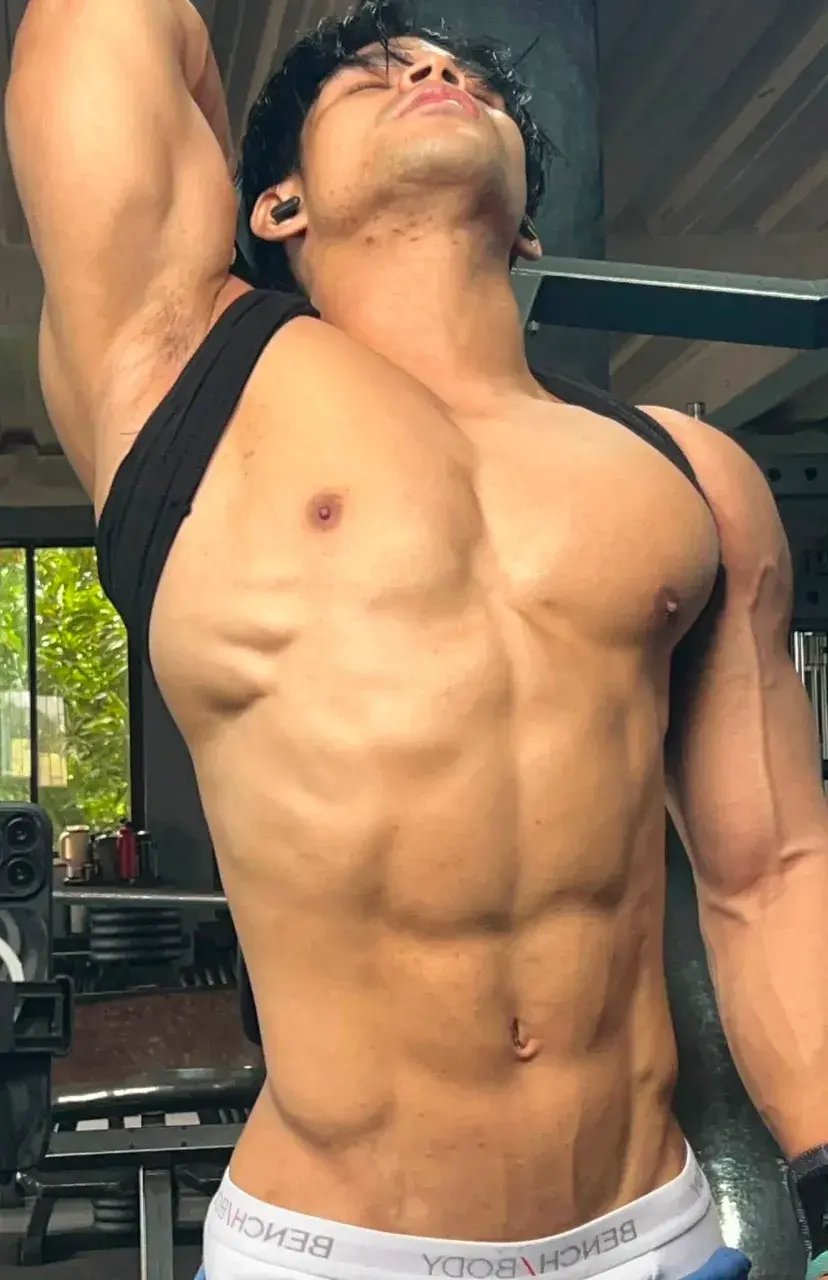 หนุ่มหล่อกับหุ่นล่ำๆ