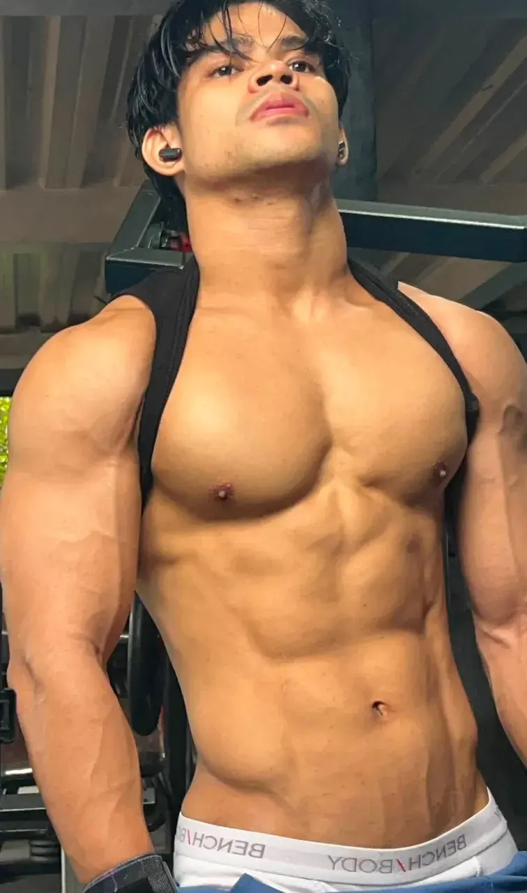 หนุ่มหล่อกับหุ่นล่ำๆ