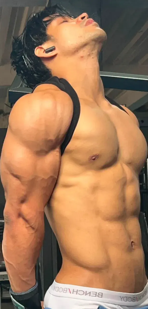 หนุ่มหล่อกับหุ่นล่ำๆ