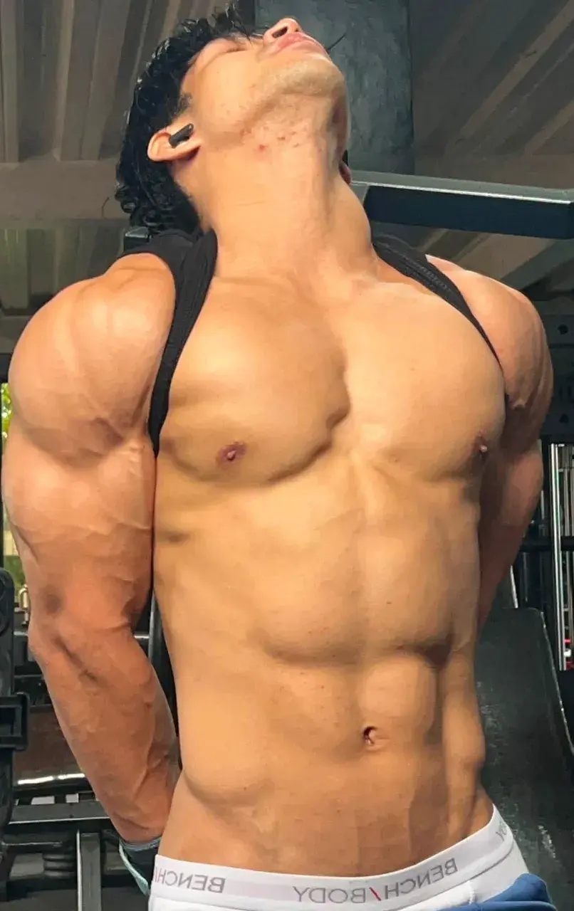 หนุ่มหล่อกับหุ่นล่ำๆ