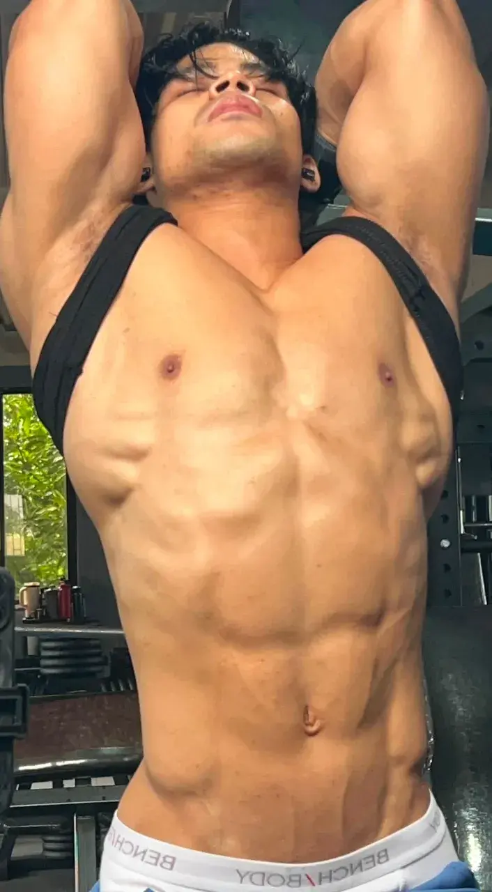 หนุ่มหล่อกับหุ่นล่ำๆ