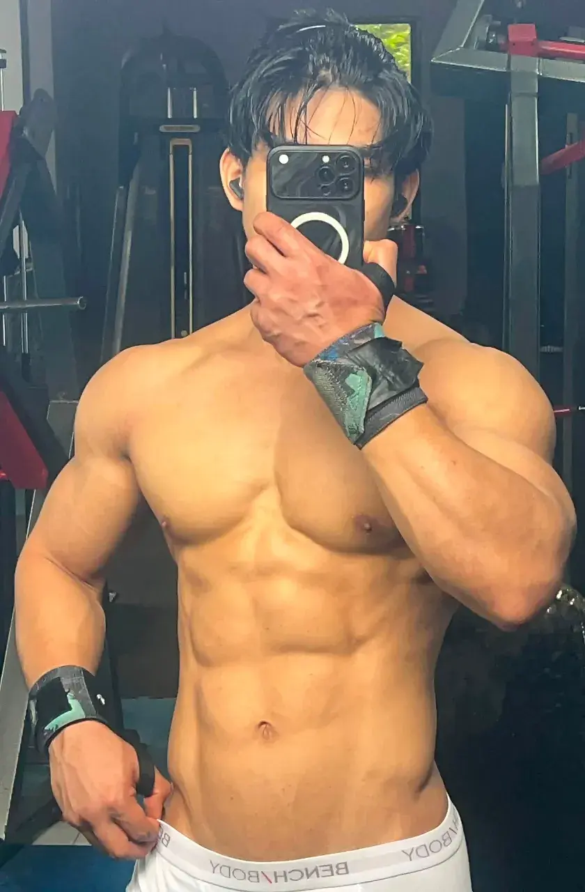 หนุ่มหล่อกับหุ่นล่ำๆ