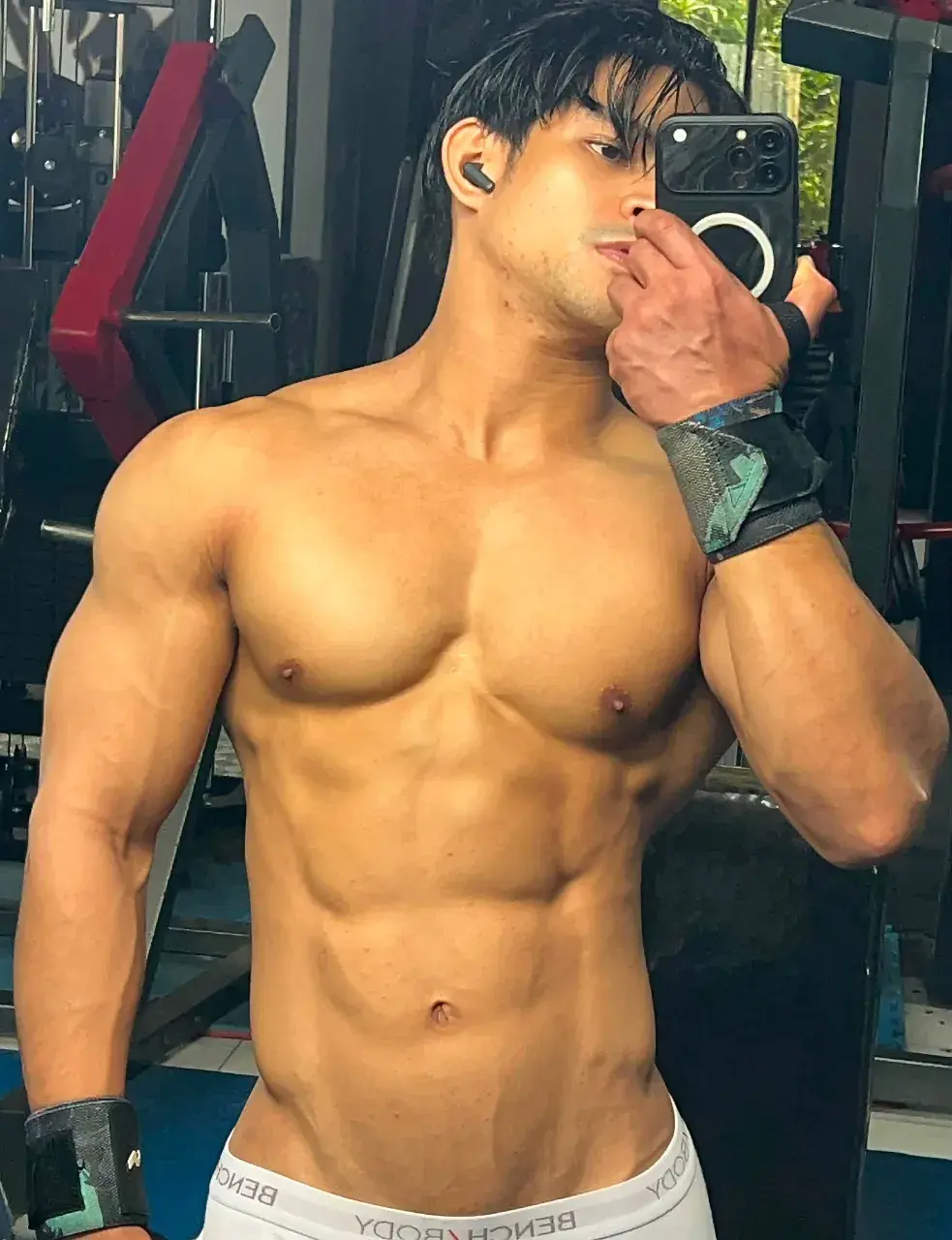 หนุ่มหล่อกับหุ่นล่ำๆ