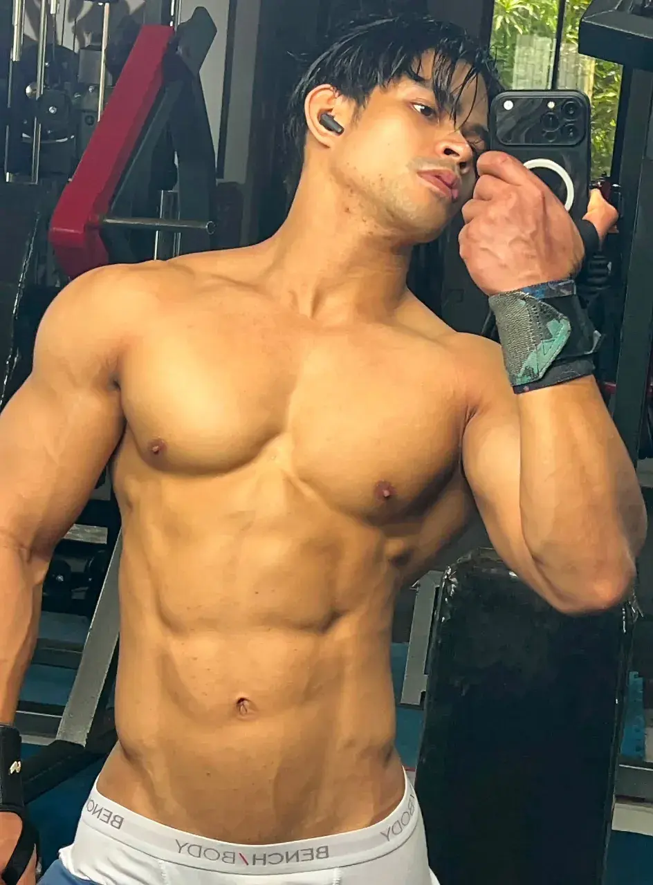 หนุ่มหล่อกับหุ่นล่ำๆ
