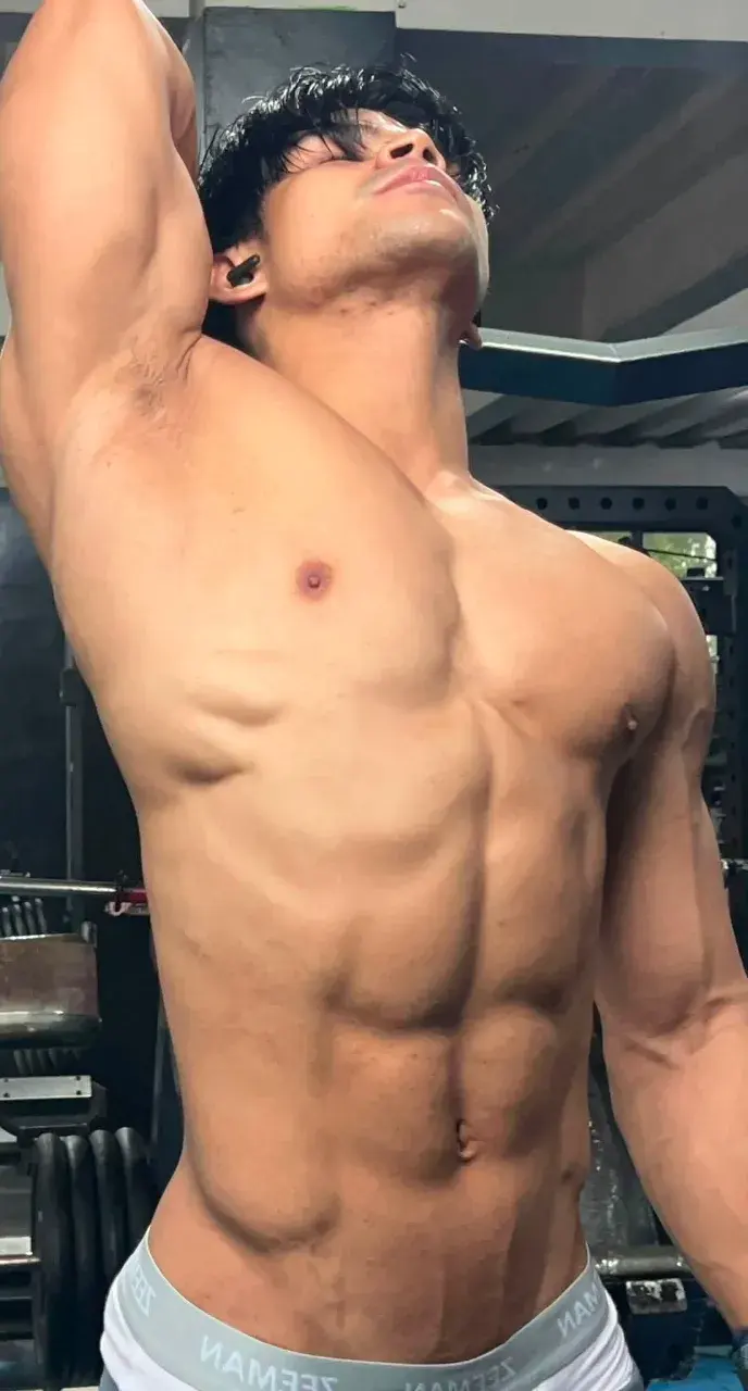 หนุ่มหล่อกับหุ่นล่ำๆ