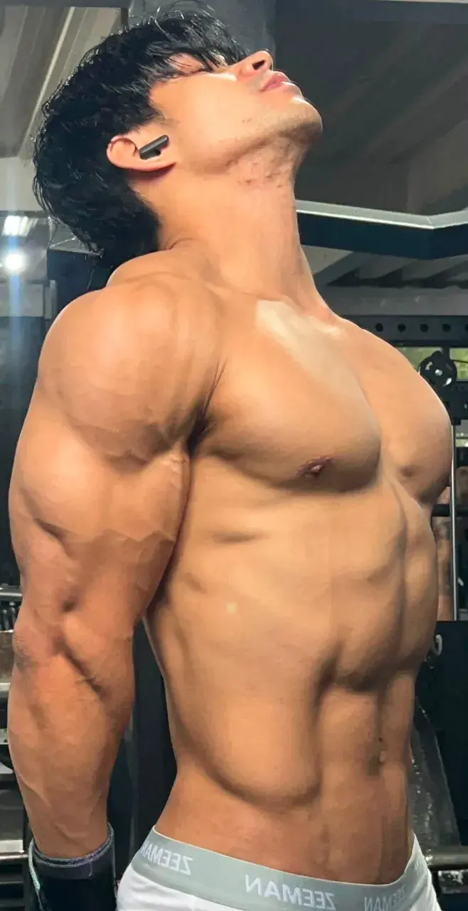 หนุ่มหล่อกับหุ่นล่ำๆ