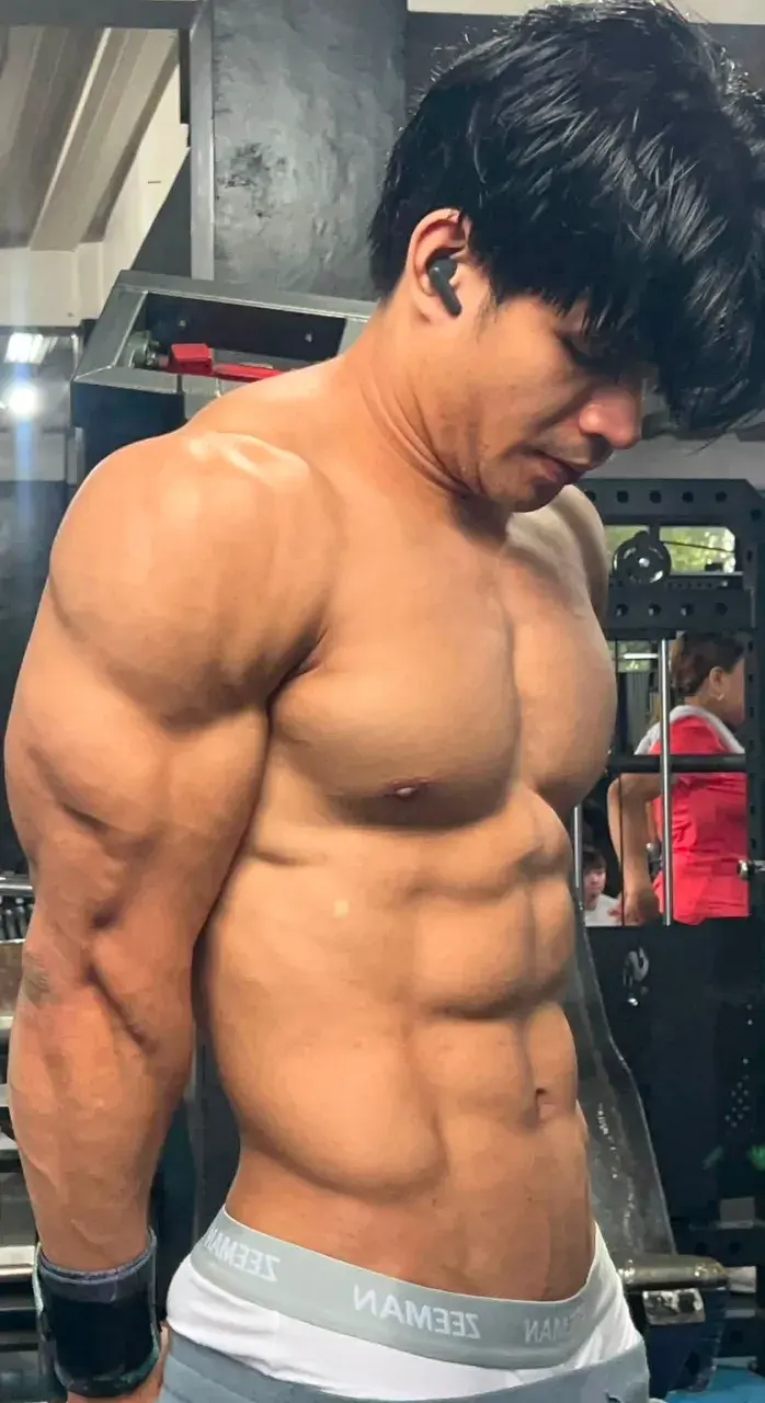 หนุ่มหล่อกับหุ่นล่ำๆ