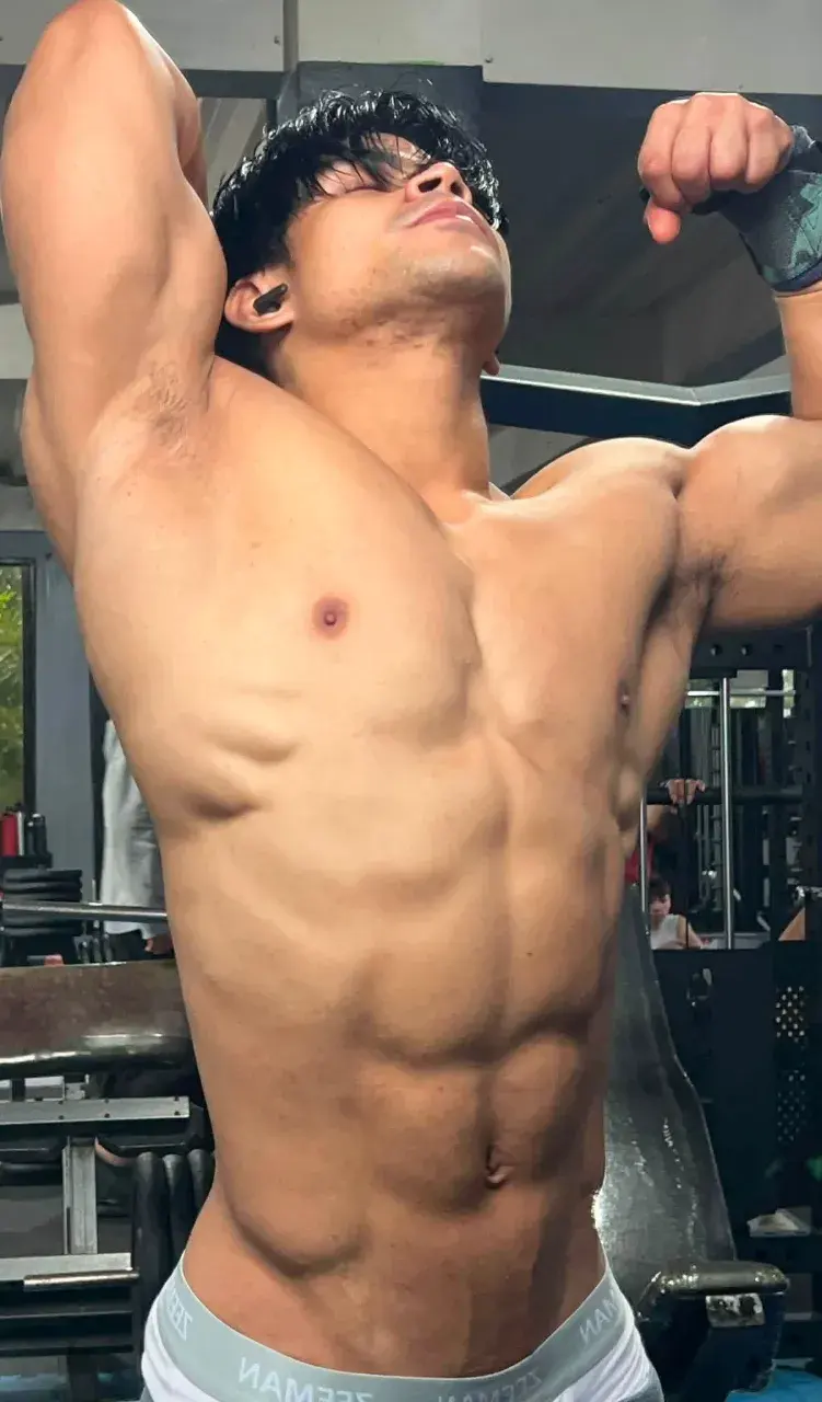 หนุ่มหล่อกับหุ่นล่ำๆ