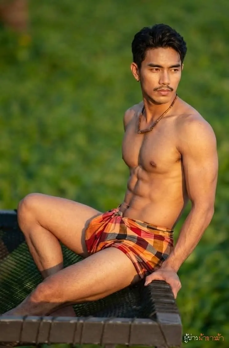 ผู้บ่าวผ้าขาวม้า