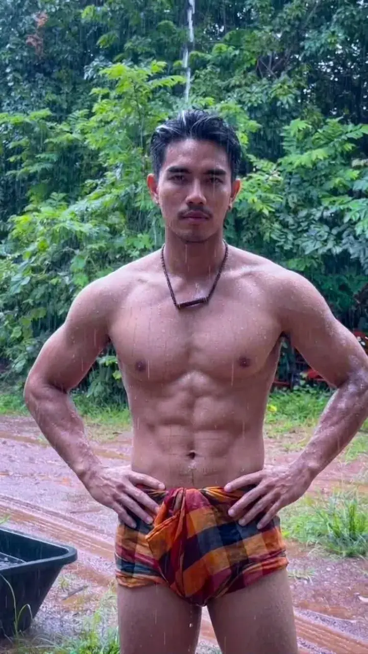 ผู้บ่าวผ้าขาวม้า